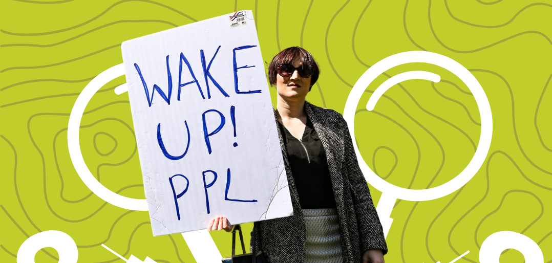 a person holding a sign saying "wake up ppl"